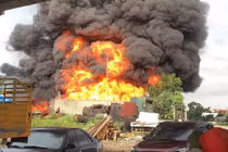 Hải Phòng: Xe bồn bốc cháy dữ dội trong kho chế biến dầu thải 