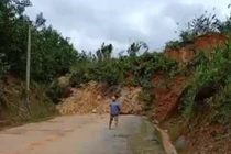 Nam Trà My lại sạt lở núi, đất đá trút chất đống chia cắt Quốc lộ 40B