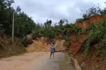 Nam Trà My lại sạt lở núi, đất đá trút chất đống chia cắt Quốc lộ 40B