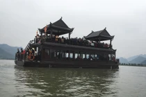 200 nghìn/vé du thuyền chùa Tam Chúc, nghìn người chê đắt vẫn chen chúc lên thuyền