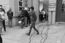 Va chạm khi đưa con đi học phụ huynh ẩu đả, đâm nhau trọng thương