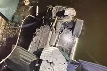 Hải Dương: Xe Mercedes lật ngửa dưới kênh, tài xế tử vong