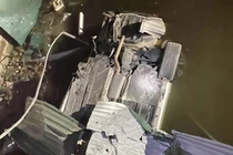 Hải Dương: Xe Mercedes lật ngửa dưới kênh, tài xế tử vong