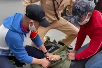 Video: Cảnh sát quật ngã nghi phạm mang ma túy giữa phố