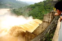 Thủy điện Đắk Mi 4 xả lũ: Đúng quy trình vẫn phải bồi thường