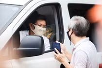 Ông Đoàn Ngọc Hải quyết định nhận tiền giúp đỡ đồng bào miền Trung lũ lụt