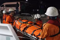 Tàu hàng bị chìm, 7 người thoát chết, thuyền trưởng mất tích