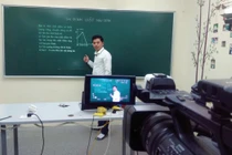 Dịch Covid-19: Học sinh lớp 9,12 tại Hà Nội bắt đầu học trên truyền hình