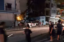 Xe Lexus đâm liên hoàn ở phố đi bộ Hải Phòng, nữ công an tử vong