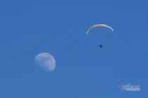 Mãn nhãn cảnh 63 phi công bay dù lượn trên đỉnh Putaleng ở Lai Châu