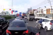 Video: Tông trúng người phụ nữ bán vé số trên quốc lộ rồi bỏ chạy