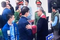 Chủ tọa bắt tay ông Nguyễn Đức Chung: Pháp luật tình người!