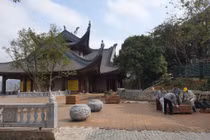 Đại gia Xuân Trường có “chơi trội” khi đưa vợ vào thờ đền Tứ Ân chùa Tam Chúc?