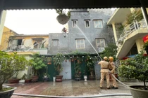 Cụ bà 83 tuổi thắp hương cho chồng khiến căn nhà phát hỏa