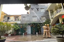 Cụ bà 83 tuổi thắp hương cho chồng khiến căn nhà phát hỏa