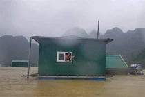 Bão số 12 Etau vào Việt Nam: Dân có nên thủ sẵn nhà nổi chống lụt?