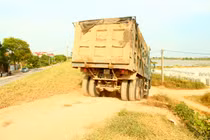 Hải Dương: Bến bãi không phép ngang nhiên hoạt động, xe tải vô tư băng qua đê