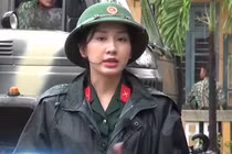 Cảm phục nữ phóng viên lội rừng, đạp núi đưa tin miền Trung ngập lụt