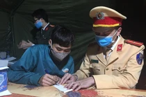 Hải Dương: Thanh niên say rượu tông xe vào nhân viên chốt kiểm dịch COVID-19