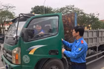 Hải Dương: Lái xe quá tải còn chống đối lực lượng chức năng