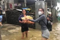 Lũ lụt miền Trung: Nước lũ trôi đi, tình người ở lại!