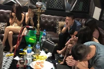 Vũ trường, karaoke Hà Nội tạm dừng vì Covid-19: Có “xoá” được dân bay, tay vịn?