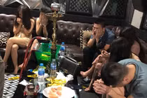 Vũ trường, karaoke Hà Nội tạm dừng vì Covid-19: Có “xoá” được dân bay, tay vịn?