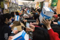 Dân Hà Nội “sướng”: Hít bụi mịn, uống nước váng dầu...chạy dịch Corona