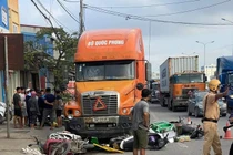 Hải Phòng: Xe đầu kéo tông liên tiếp 7 xe máy, tiếng la hét thất thanh