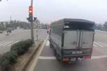 Tài xế xe tải chèn ép xe đằng sau rồi vượt đèn đỏ: CSGT vào cuộc