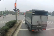 Tài xế xe tải chèn ép xe đằng sau rồi vượt đèn đỏ: CSGT vào cuộc