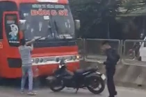 Clip: 2 đối tượng vô cớ lao vào đánh phụ xe rồi đập phá xe khách ngay giữa quốc lộ