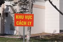 Khử trùng từng đôi giày, thực đơn chọn mỗi bữa...cách ly đâu bằng Việt Nam?