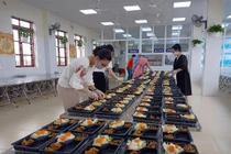 COVID-19: Cô giáo tạm rời xa học sinh, đứng bếp phục vụ người cách ly