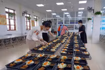 COVID-19: Cô giáo tạm rời xa học sinh, đứng bếp phục vụ người cách ly
