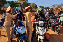 CSGT đổi mũ bảo hiểm cho người dân: “Làm màu” hay “nghĩa đẹp“?