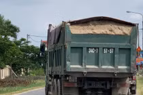 Bị kiểm tra quá tải, lái xe rút tuýp sắt hành hung thanh tra giao thông