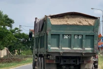 Bị kiểm tra quá tải, lái xe rút tuýp sắt hành hung thanh tra giao thông