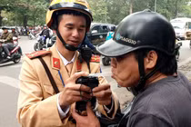 Ăn rượu nếp, hoa quả, sinh tố vị rượu... tài xế có dính thổi độ cồn, phạt?