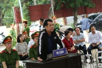 Giám đốc rút súng dọa tài xế ở Bắc Ninh lĩnh án 18 tháng tù