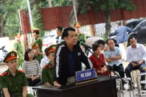 Giám đốc rút súng dọa tài xế ở Bắc Ninh lĩnh án 18 tháng tù