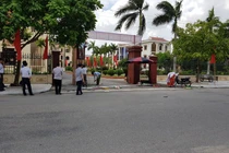 3 công nhân bị thương vong khi treo pano cổng huyện: “Thần chết” áp sát nhà dân