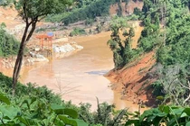 Công nhân thủy điện Đắk Mi 2 kẹt giữa rừng: Sinh tồn sao khi bão số 10 đến?