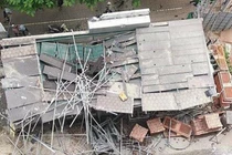 Thái Bình: 4 người thương vong khi vỉ ruồi mái nhà đang thi công bị sập