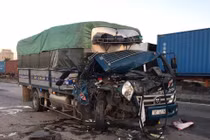 Xe tải va chạm xe đầu kéo đang đỗ trên QL5, một người tử vong