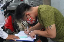 Nhậu trên vỉa hè không đeo khẩu trang bị phạt 6 triệu: Sao cho thấu tình, đạt lý?