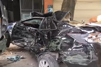 Hải Dương: Ô tô con bẹp rúm khi va chạm với xe tải trên QL37