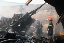 Ảnh: Cháy lớn tại khu nhà xưởng 1500 m2 của hai công ty ở Hải Dương