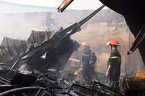 Ảnh: Cháy lớn tại khu nhà xưởng 1500 m2 của hai công ty ở Hải Dương