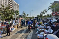 Khu cách ly đông nghịt người tiếp tế vật dụng, thực phẩm: “Điểm nóng”nguy cơ lây nhiễm Covid-19